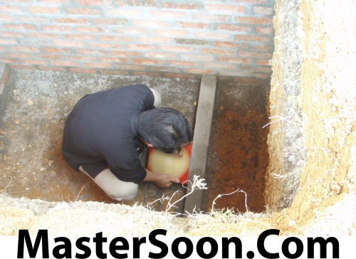 Master Soon with Tomb. There is external alignment & internal alignment 孙锦皇勘察阴宅。鉴定内外分金