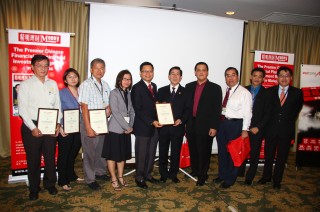 Group Photo Taking With The Sponsor, Organizing Comittees and VVIP. (Right -Master Soon)