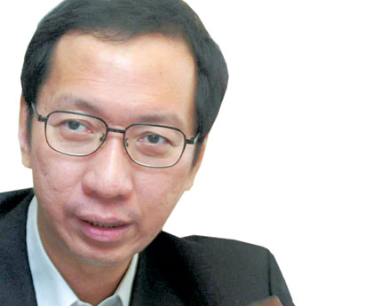 The Former Penang State Chief Minister who reigned from 1990-2008. However, The feng shui of the Dam he constructed sent him out from the post. 前任槟州首席部长 (省长) 在位长达18年 (1990-2008).然而，他所建立的水坝风水却断送他的政权.2008年全军覆没.... 