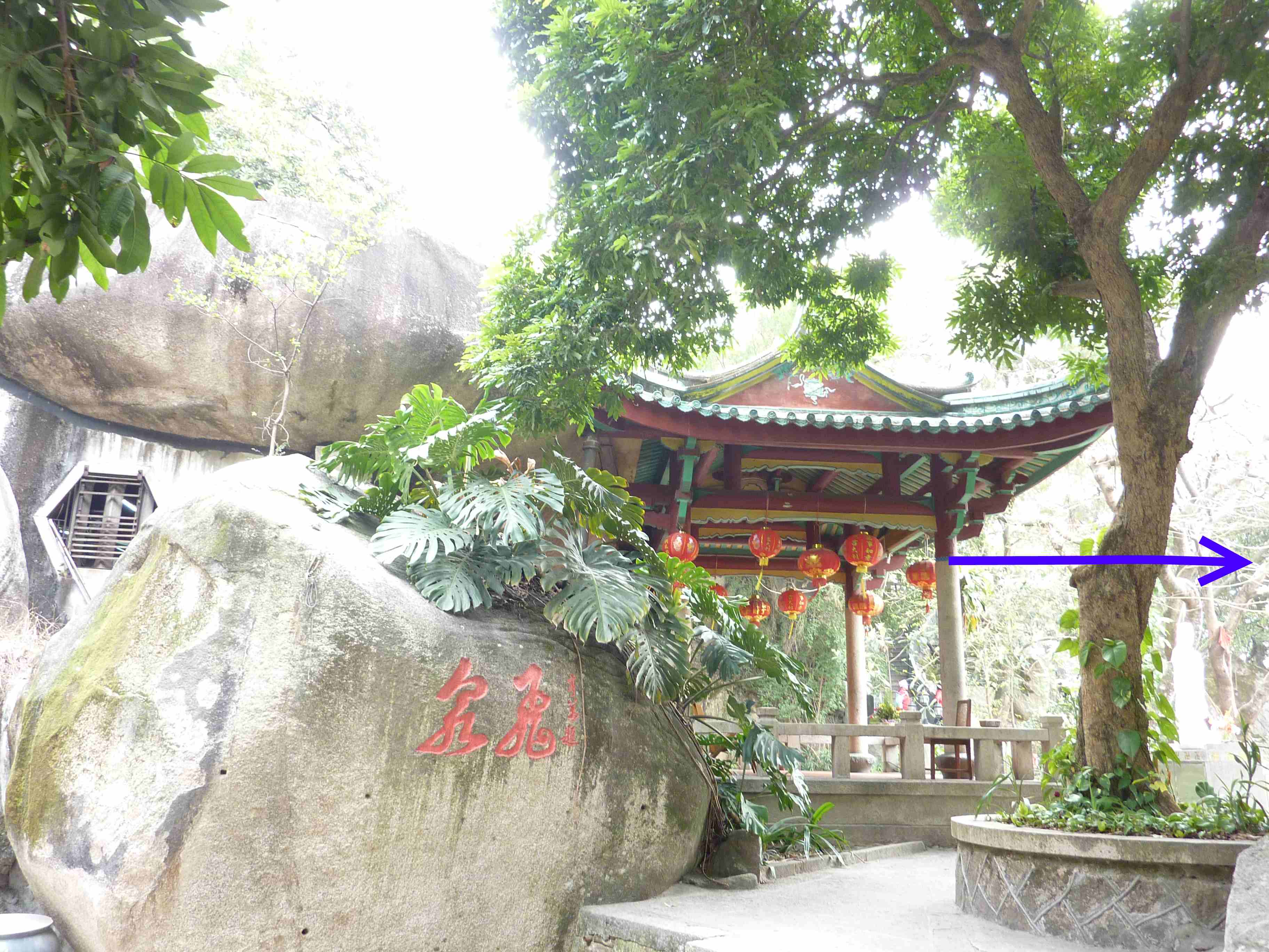 Trimming Feng Shui According to the Nature. The Blue Arrow Shows the Direction of the Temple风水要拿捏得当，关键在于因地制宜