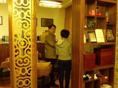 Master Soon Pointed Some Feng Shui Errors to The Business Operator. 孙老师向美容店老板指出多处风水弊病.