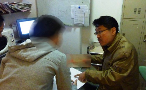 Master Soon Checked Some Feng Shui Errors in the Store Room and Pantry Room. 孙老师于储藏室以及员工休息室查询风水弊病.