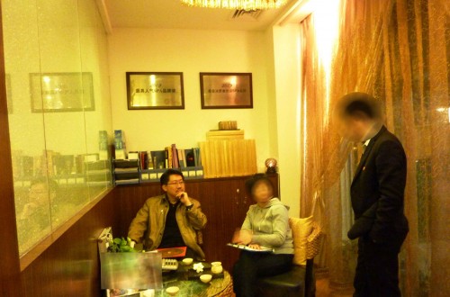 Master Soon Had A Chat With Students While Having Nice Tea. 勘查风水后，孙老师与学员共享板给我们泡的香茶；同时回答学员的问题. 