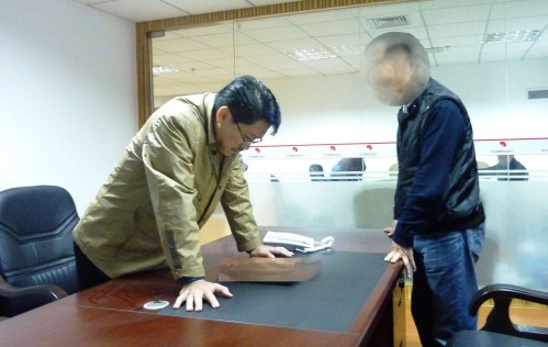 Master Soon Analysed certain problems of the feng shui. 孙老师鉴定办公室风水