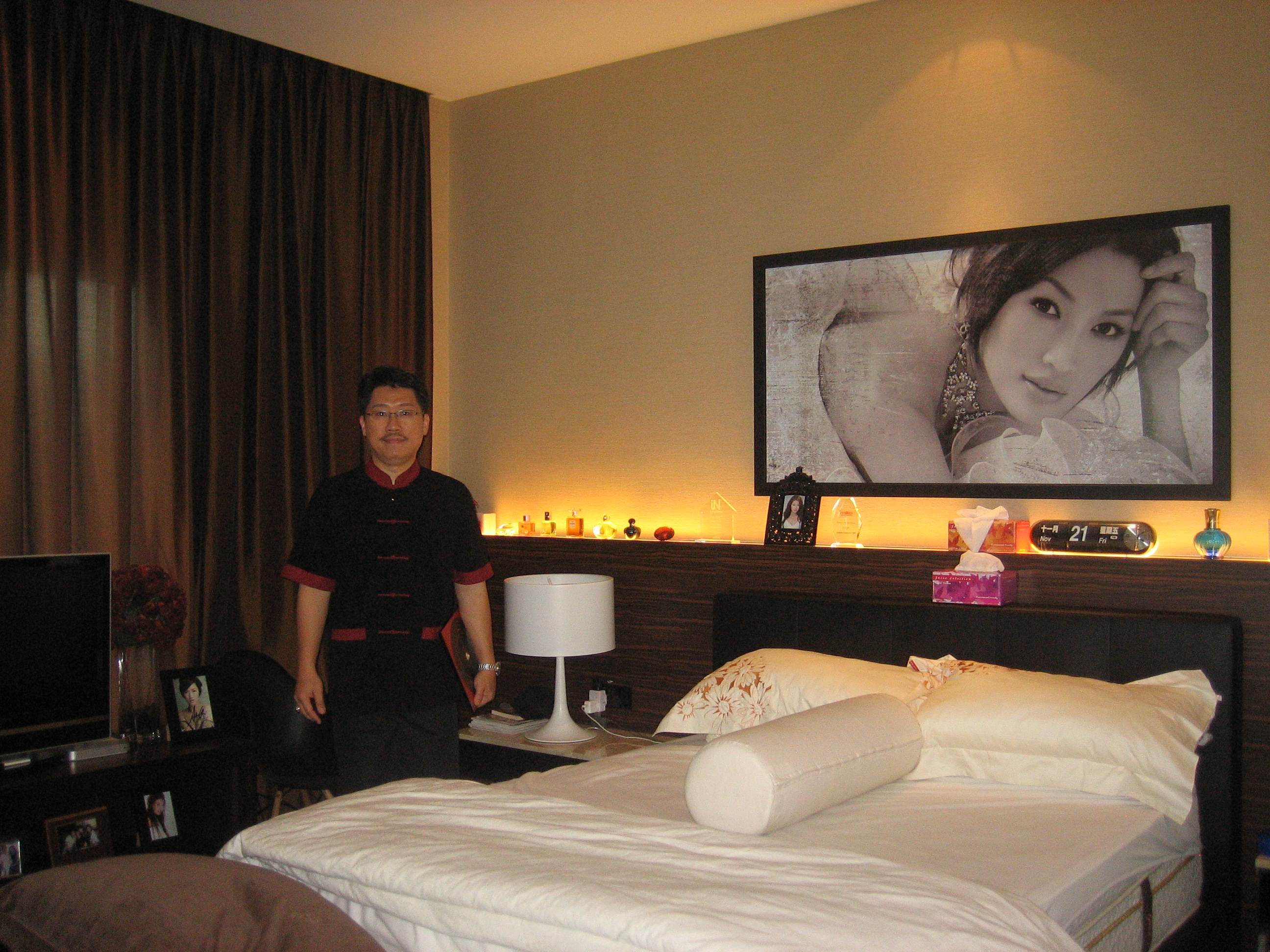 Amber Chia's Sleeping Room.... He wanted to get married.... requesting me about love feng shui.......It was back to year 2008. Amber Chia Got Married in year 2010 and became mother to her baby in 2011