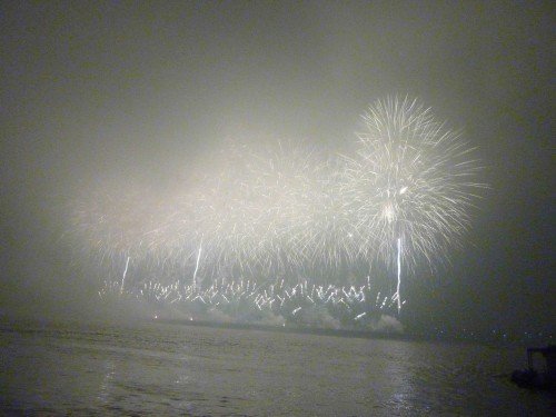 Every Saturday, 8pm, the Hunan State Government would performance such coloruful firecraker show without fail.....